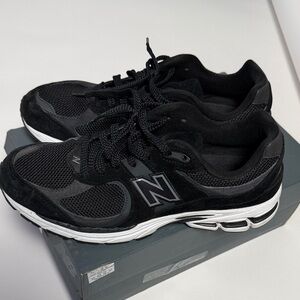 2002r New Balance Men's Black Athletic Sneakers with White Accents